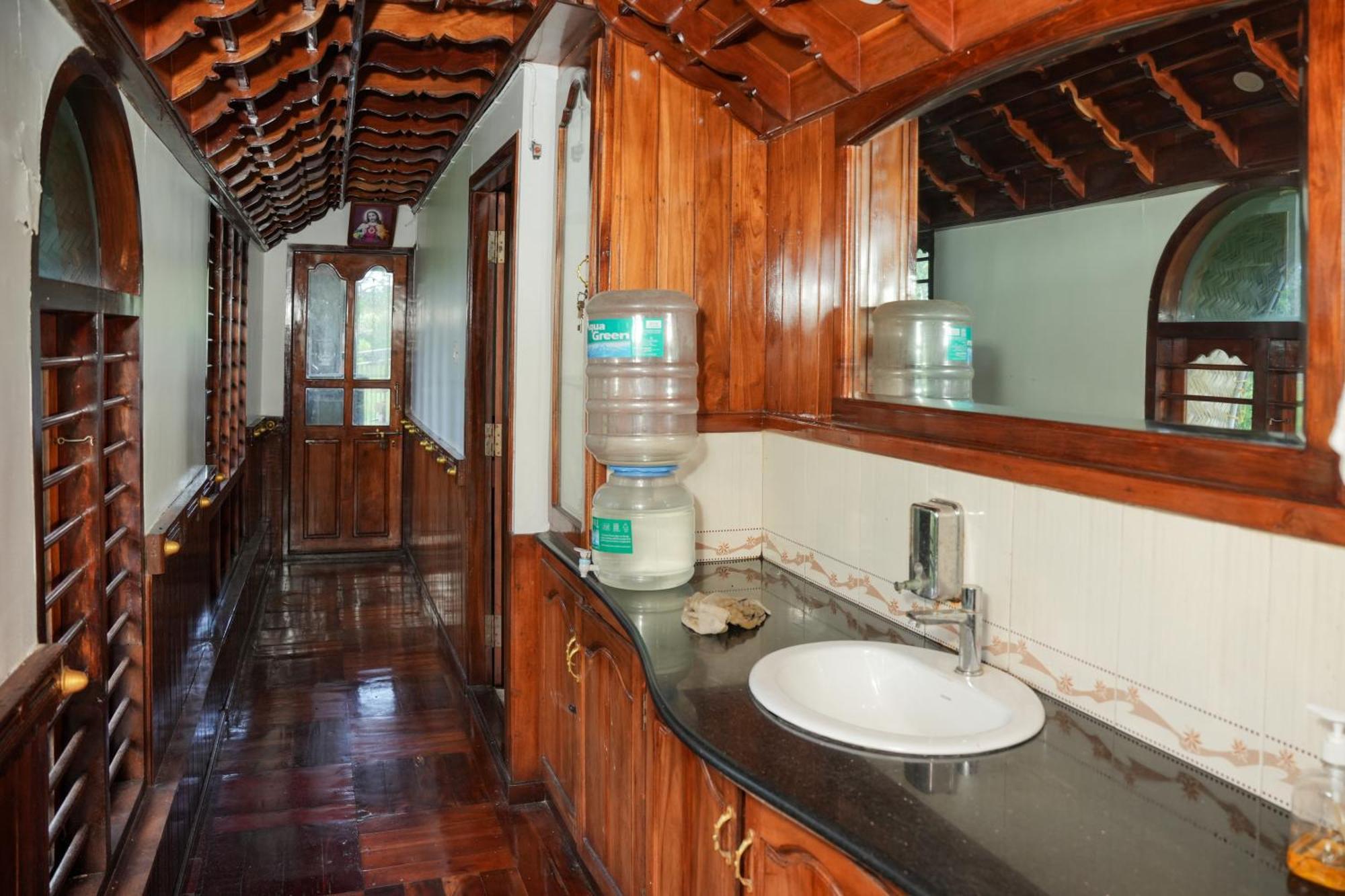 쿠마라콤 Rajahamsam Houseboat 빌라 외부 사진