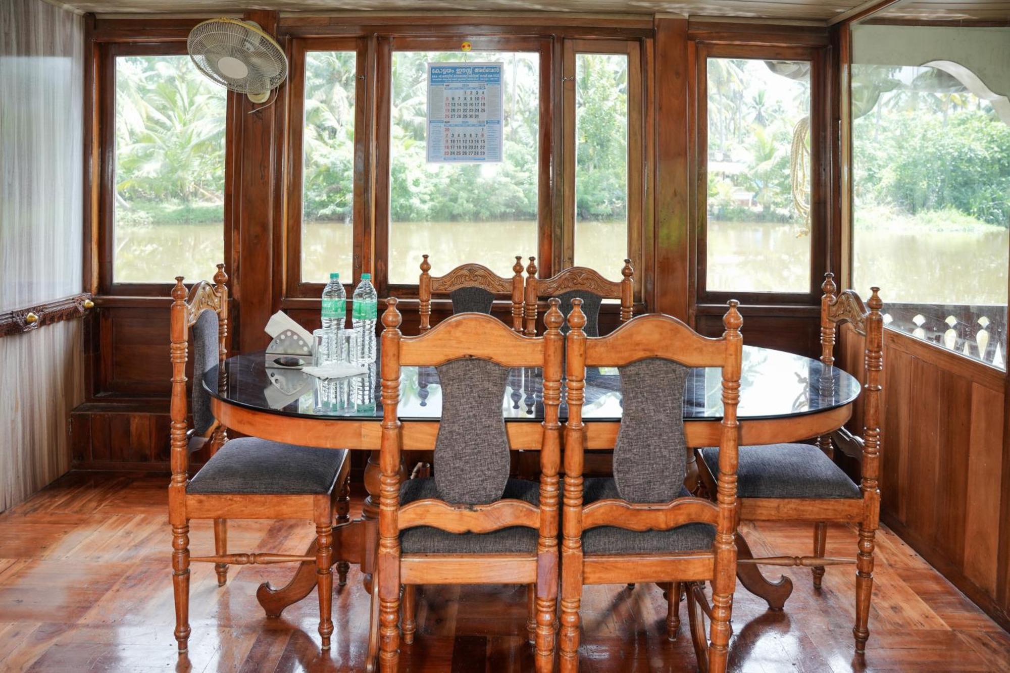 쿠마라콤 Rajahamsam Houseboat 빌라 외부 사진